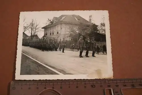 Tolles altes Foto - Gruppe Soldaten marschieren durch eine Stadt - Ort ???