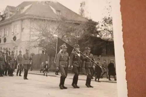 tolles altes Foto - Gruppe Soldaten marschieren durch eine Stadt - Ort ???