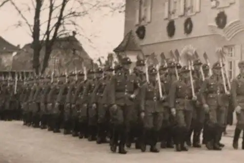 tolles altes Foto - Gruppe Soldaten marschieren durch eine Stadt - Ort ???