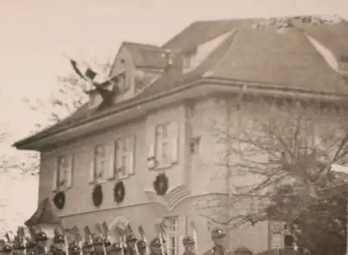 tolles altes Foto - Gruppe Soldaten marschieren durch eine Stadt - Ort ???