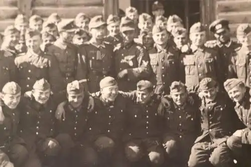 tolles altes Foto - Gruppe Soldaten - Ort ?? 