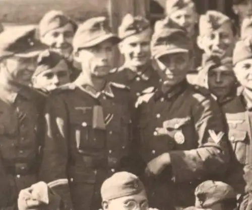 tolles altes Foto - Gruppe Soldaten - Ort ?? 
