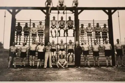 tolles altes Foto - Gruppe Soldaten ?? beim Sport Sondershausen 1931