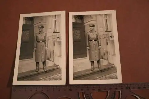 Zwei tolle alte Fotos - Portrait eines Soldaten mit Regenmantel  1942