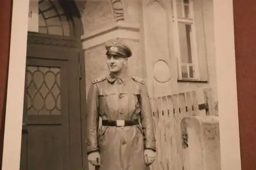 zwei tolle alte Fotos - Portrait eines Soldaten mit Regenmantel  1942