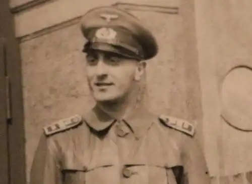 zwei tolle alte Fotos - Portrait eines Soldaten mit Regenmantel  1942