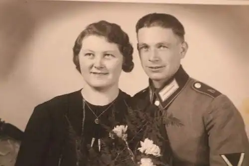 drei alte Foto - Portrait Frau mit Soldat I.R. 8 ???  1940