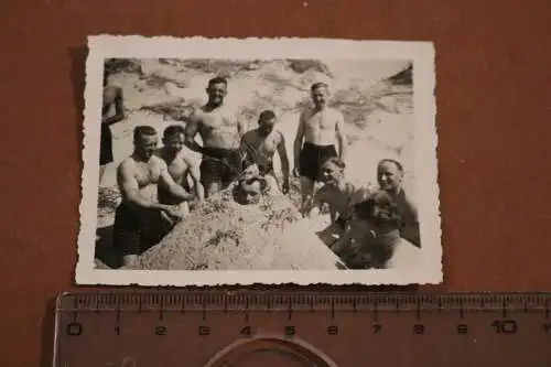 Altes Foto - Soldaten am Strand haben Spass 1940