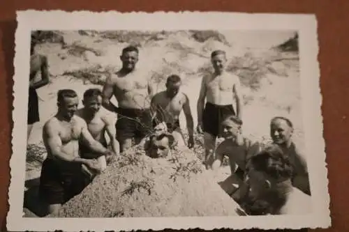 altes Foto - Soldaten am Strand haben Spass 1940