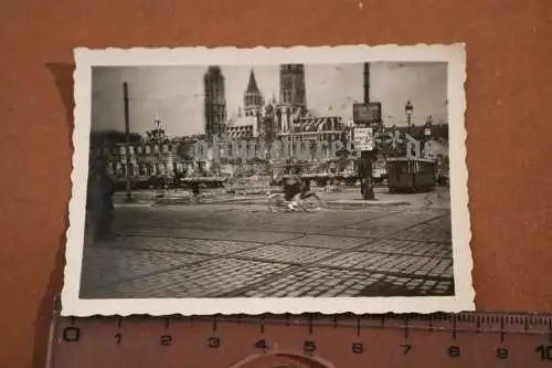 altes Foto - zerstörte Stadt - Wegweise Le Havre Dieppe - Paris - Strassenbahn 