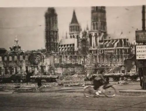 altes Foto - zerstörte Stadt - Wegweise Le Havre Dieppe - Paris - Strassenbahn 