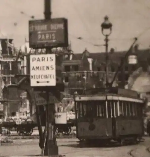 altes Foto - zerstörte Stadt - Wegweise Le Havre Dieppe - Paris - Strassenbahn 
