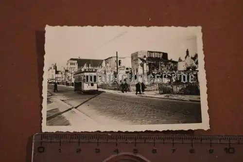 altes Foto - zerstörte Stadt - Strassenbahn KUB ??? 