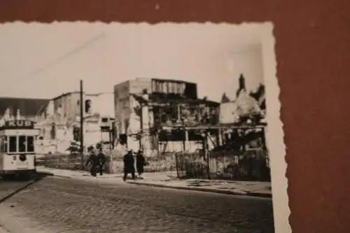 altes Foto - zerstörte Stadt - Strassenbahn KUB ??? 