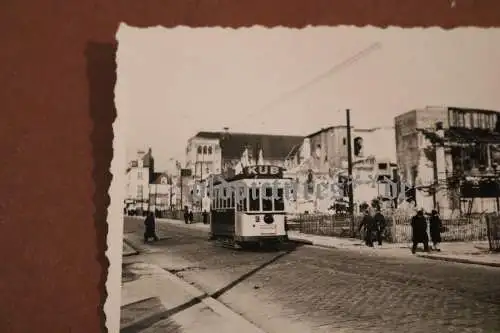altes Foto - zerstörte Stadt - Strassenbahn KUB ??? 