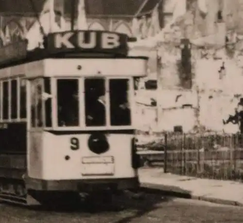 altes Foto - zerstörte Stadt - Strassenbahn KUB ??? 