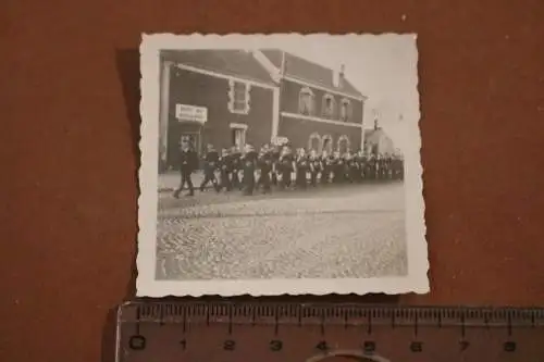 altes Foto - Gruppe Matrosen marschieren durch einen Ort  H.K.P. 5 11 Schild 