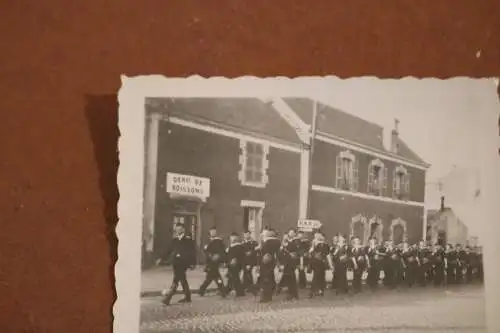 altes Foto - Gruppe Matrosen marschieren durch einen Ort  H.K.P. 5 11 Schild 
