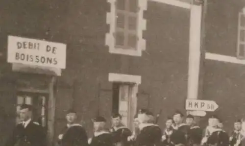 altes Foto - Gruppe Matrosen marschieren durch einen Ort  H.K.P. 5 11 Schild 