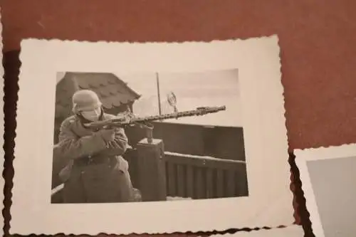neun alte Fotos - Soldat auf Gebäude mit MG für Luftabwehr - Wappen Dresden ? 