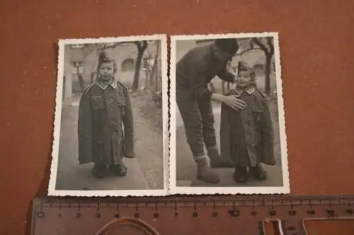 Zwei alte Fotos - Kind in Papas Uniformjacke und Stiefel