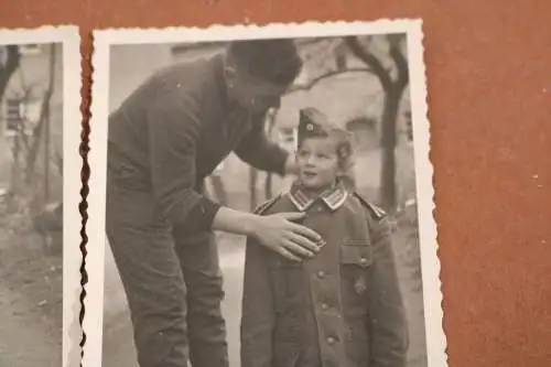 Zwei alte Fotos - Kind in Papas Uniformjacke und Stiefel