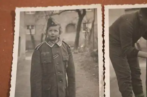 Zwei alte Fotos - Kind in Papas Uniformjacke und Stiefel