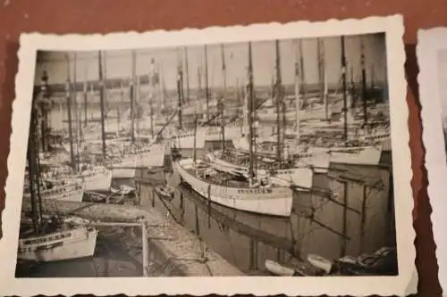 zwei alte Fotos - Boote - Fischerboote ??? Hafen - Kennung LGX ?? 