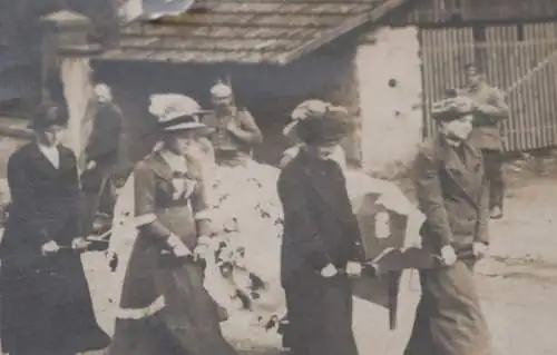 altes Foto - Frauen tragen Sarg - deutsche Soldaten Hintergrund - Feldpost gelau