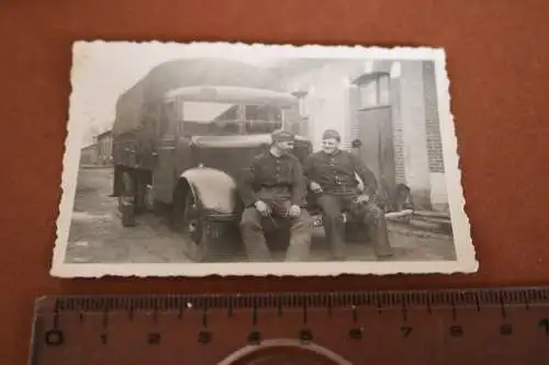 tolles altes Foto - Soldaten posieren am LKW 