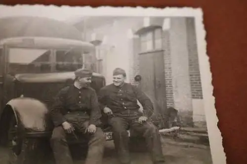 tolles altes Foto - Soldaten posieren am LKW