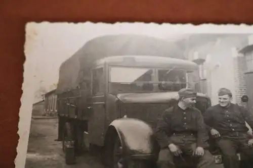 tolles altes Foto - Soldaten posieren am LKW