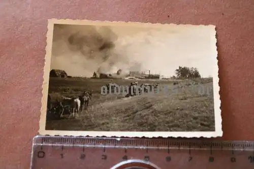 Altes Foto - Pferdefuhrwagen - brennende Häuser - Russland ??