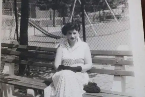 tolles altes Foto - Portrait einer hübschen Frau im Kleid 1953