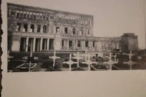 altes Foto - Soldatengräber vor großem Gebäude - Dom Achod  Apmuu ???