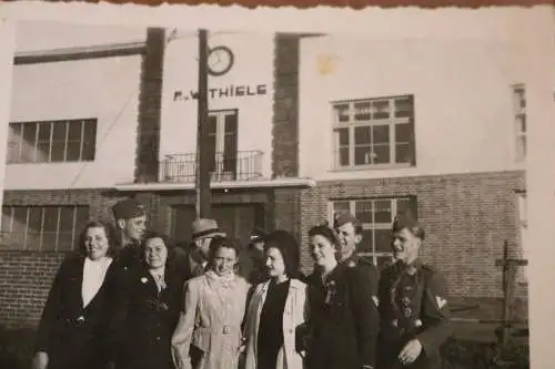 zwei tolle alte Fotos hübsche Frauen und Soldaten der Luftwaffe  F.u.W. Thiele 
