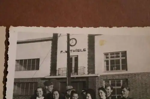 zwei tolle alte Fotos hübsche Frauen und Soldaten der Luftwaffe  F.u.W. Thiele 
