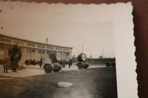 Tolles altes Foto Kaserne - Flakscheinwerfer werden gereinigt