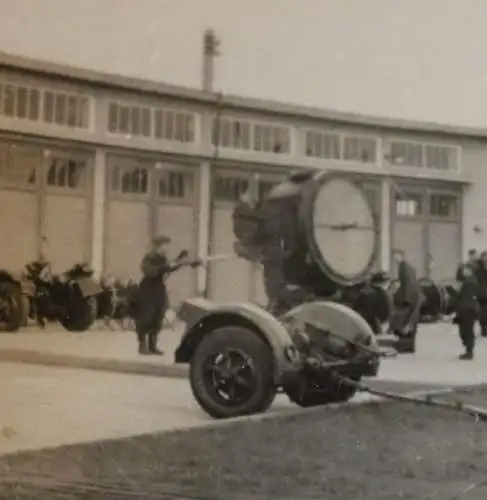 Tolles altes Foto Kaserne - Flakscheinwerfer werden gereinigt