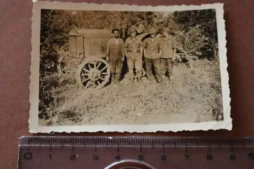 Tolles  altes Foto Soldaten Feldmütze - Einheimische gr. Traktor - Russland ?