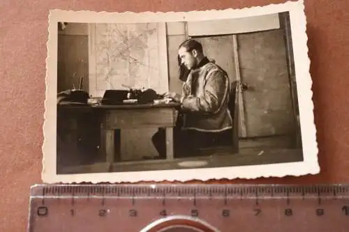 tolles  altes Foto Soldaten mit Felljacke Schreibstube - große Stadtkarte 
