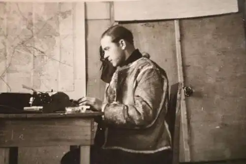 tolles  altes Foto Soldaten mit Felljacke Schreibstube - große Stadtkarte 