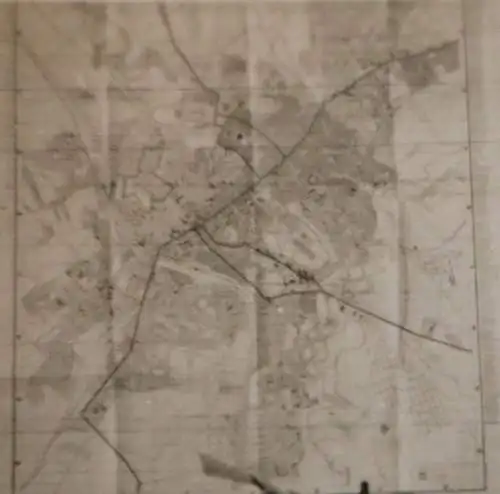 tolles  altes Foto Soldaten mit Felljacke Schreibstube - große Stadtkarte 