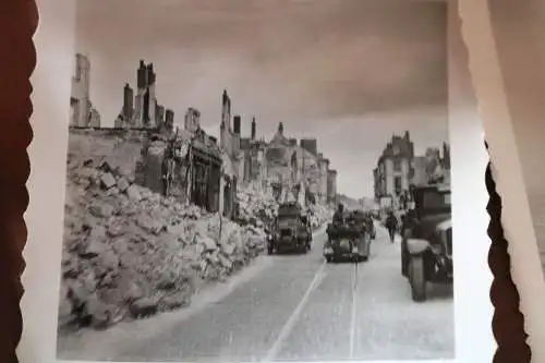 acht alte Fotos eines Soldaten , Frankreich, zerst. Panzer , Zerstörtes Tours