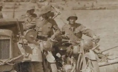 vier alte Fotos eines Soldaten , Floß, Krad,  Fahrzeuge, Eisenbahn 