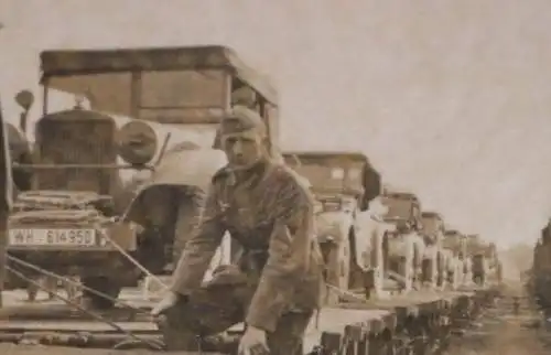 vier alte Fotos eines Soldaten , Floß, Krad,  Fahrzeuge, Eisenbahn 