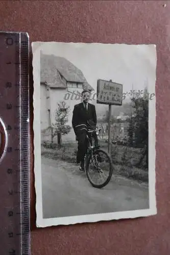 tolles altes Foto - Mann mit Fahrrad am Ortsschild Antweiler - 30-40er Jahre