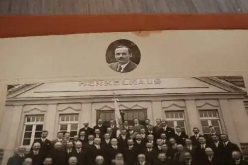 tolles altes Gruppenfoto - Gesangsverein Vöhl vor dem Henkelhaus 1931