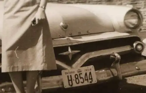 tolles altes Foto - Frau posiert vor amerikanischen Oldtimer - Marke ?? 1958