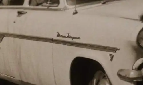 tolles altes Foto - Frau posiert vor amerikanischen Oldtimer - Marke ?? 1958